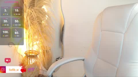 Snapshot of sofi_lennox chatting on July 7, 12:42 pm Sofi online show from July 7, 12:42 pm