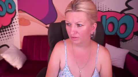 Snapshot of sofi_moonnn chatting on August 8, 12:29 pm Sofi online show from August 8, 12:29 pm