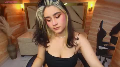 sofi_r_ online show from November 24, 8:19 pm