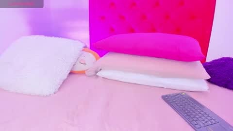 Snapshot of sofia_girl_ chatting on December 6, 7:32 am SOFIA online show from December 6, 7:32 am