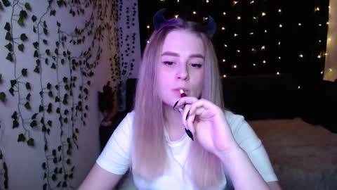 Snapshot of sofia_rosemary chatting on February 18, 3:43 pm sofia_rosemary online show from February 18, 3:43 pm