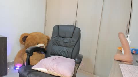 SOFIA independent model  online show from January 28, 4:18 am