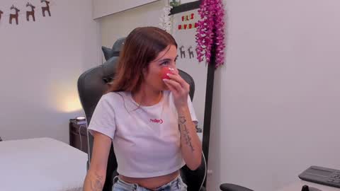Snapshot of sofiarouge_ chatting on December 20, 8:01 pm Sofia Help me reach 5K followers online show from December 20, 8:01 pm