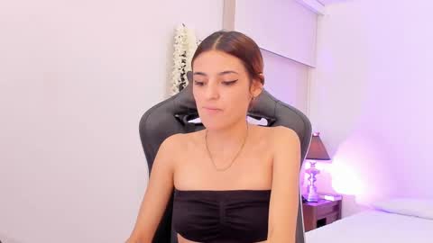 Snapshot of sofiarouge_ chatting on February 20, 8:14 pm Sofia Help me reach 5K followers online show from February 20, 8:14 pm