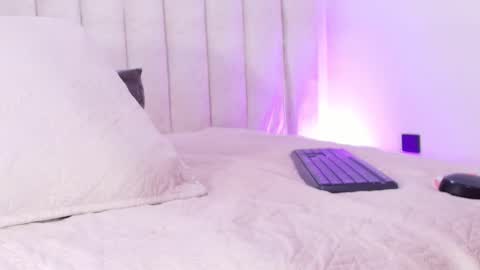 Snapshot of sofiavelezz_ chatting on February 28, 12:06 pm Sofia Velez online show from February 28, 12:06 pm