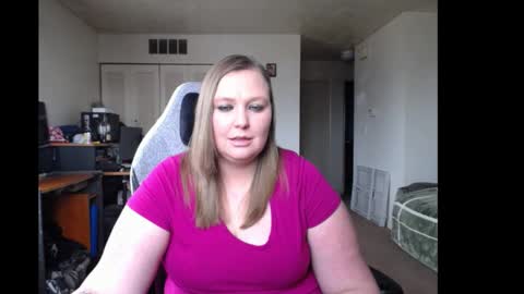 Snapshot of softerpeaches chatting on January 24, 9:05 pm Rose online show from January 24, 9:05 pm