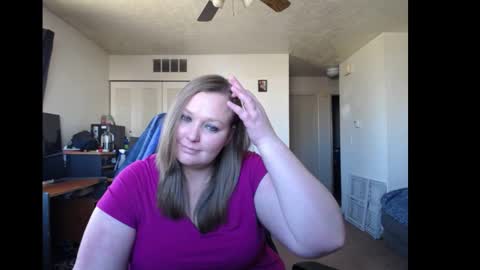 Snapshot of softerpeaches chatting on February 12, 8:18 pm Rose online show from February 12, 8:18 pm