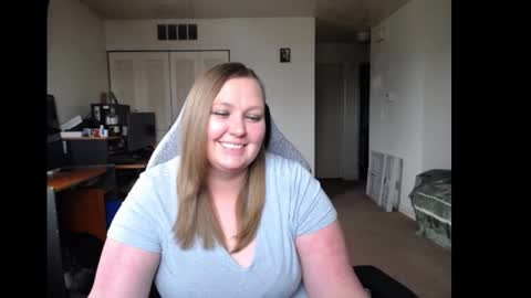 Snapshot of softerpeaches chatting on March 5, 8:32 pm Rose online show from March 5, 8:32 pm