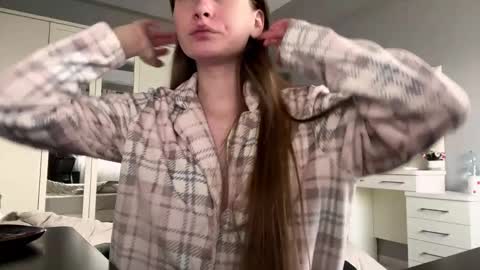 Snapshot of softlygirl chatting on February 1, 1:20 pm softlygirl online show from February 1, 1:20 pm