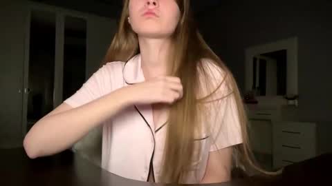 Snapshot of softlygirl chatting on February 23, 5:54 pm softlygirl online show from February 23, 5:54 pm