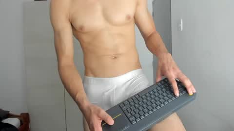 Snapshot of sola_enzo chatting on May 21, 8:16 pm sola_enzo online show from May 21, 8:16 pm