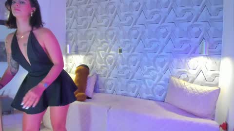 Snapshot of sophi_01 chatting on June 4, 8:59 pm sophie online show from June 4, 8:59 pm