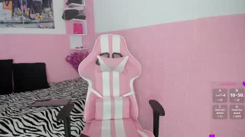 Snapshot of sophi_sweet11 chatting on June 25, 2:43 pm SOPHI online show from June 25, 2:43 pm