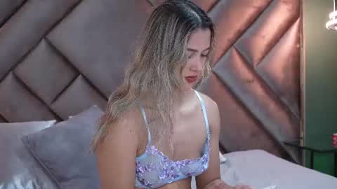 Snapshot of sophia_loreenn chatting on July 13, 5:05 pm Sofia online show from July 13, 5:05 pm