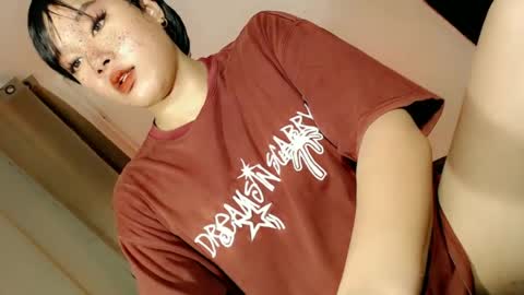 Snapshot of sophia_walker18 chatting on June 2, 8:27 am sophia_walker18 online show from June 2, 8:27 am
