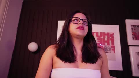 Snapshot of sophia_wilsonn_ chatting on February 23, 10:45 am Sofi online show from February 23, 10:45 am