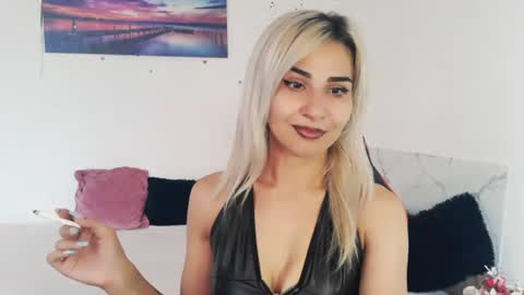 Snapshot of sophiaa90 chatting on July 8, 6:18 am Sophiaa online show from July 8, 6:18 am