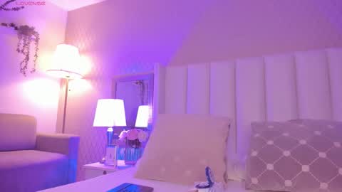 SophiaSmiths online show from November 6, 9:05 pm