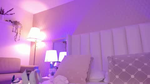 SophiaSmiths online show from November 28, 8:55 pm