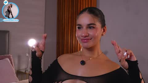 Snapshot of sophie_belton chatting on May 21, 11:23 pm sofia online show from May 21, 11:23 pm
