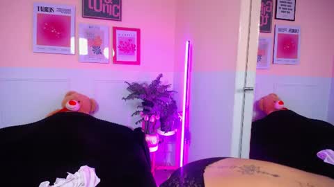 Snapshot of sophie_benet_ chatting on June 15, 11:34 am Sophie online show from June 15, 11:34 am