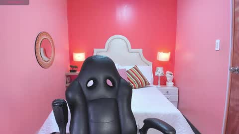 S O P H I E  online show from October 22, 8:52 pm