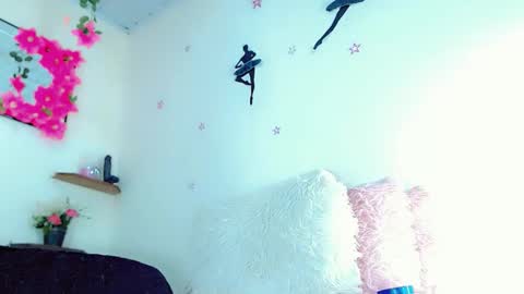 Snapshot of sophie_miaa chatting on December 28, 5:46 pm sophie_miaa online show from December 28, 5:46 pm