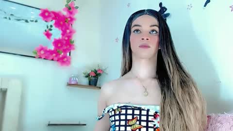 Snapshot of sophie_miaa chatting on January 7, 5:09 pm sophie_miaa online show from January 7, 5:09 pm