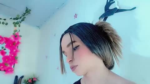 Snapshot of sophie_miaa chatting on January 19, 7:37 pm sophie_miaa online show from January 19, 7:37 pm