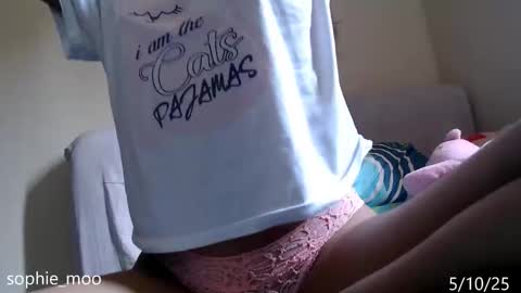 Snapshot of sophie_moo chatting on October 5, 9:02 pm Sophie online show from October 5, 9:02 pm