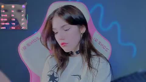 sophie_nomenal_ online show from July 8, 12:20 pm