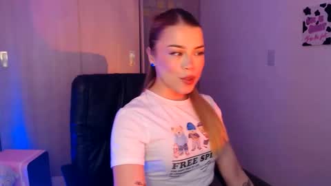 Snapshot of sophieee01 chatting on June 7, 12:59 am Sophie online show from June 7, 12:59 am