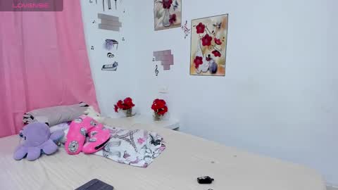 Snapshot of sophieewoods chatting on December 17, 10:43 pm Sophie Woods online show from December 17, 10:43 pm