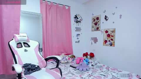 Snapshot of sophieewoods chatting on December 28, 9:08 pm Sophie Woods online show from December 28, 9:08 pm