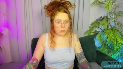 Snapshot of sophiepure chatting on October 5, 8:18 pm Sophie online show from October 5, 8:18 pm