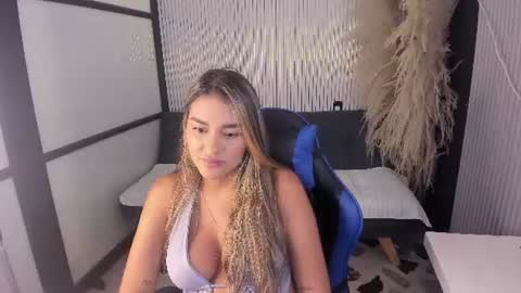 Snapshot of sophiewatson_ chatting on June 24, 2:05 pm sophiewatson_ online show from June 24, 2:05 pm