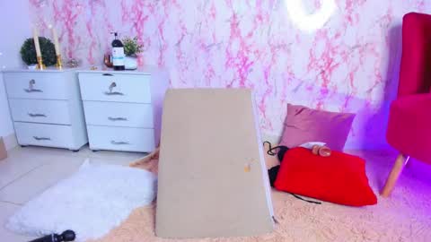 Snapshot of sophiiewilson chatting on February 25, 6:36 am Sophie Wilson online show from February 25, 6:36 am