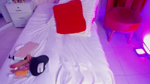 Snapshot of sophiiewilson chatting on February 19, 3:46 am Sophie Wilson online show from February 19, 3:46 am