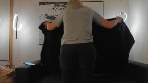 Snapshot of sophimariin chatting on April 27, 10:57 am Sophi online show from April 27, 10:57 am