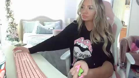 Snapshot of southernbarbii chatting on December 1, 4:29 pm Your Barbii online show from December 1, 4:29 pm