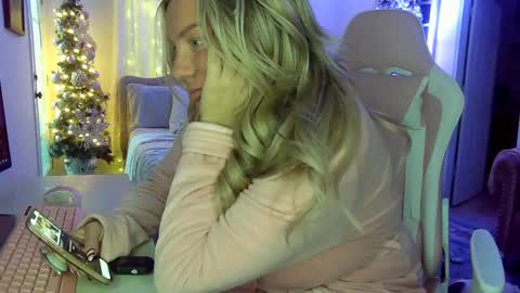 Snapshot of southernbarbii chatting on December 8, 12:30 pm Your Barbii online show from December 8, 12:30 pm