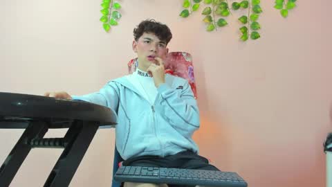 soyfelipx online show from June 9, 6:25 am