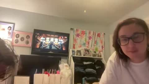 Snapshot of spacecase843 chatting on December 8, 11:19 pm TrndSettrz online show from December 8, 11:19 pm