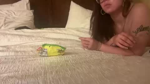 Snapshot of spacecase843 chatting on December 18, 2:42 am TrndSettrz online show from December 18, 2:42 am