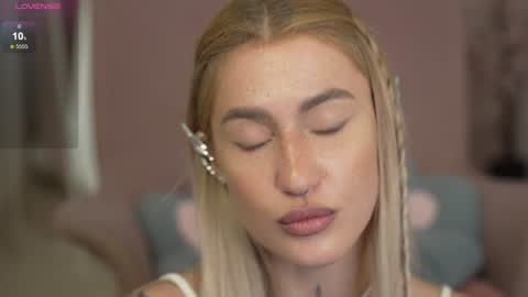 DAISY online show from December 17, 3:17 pm