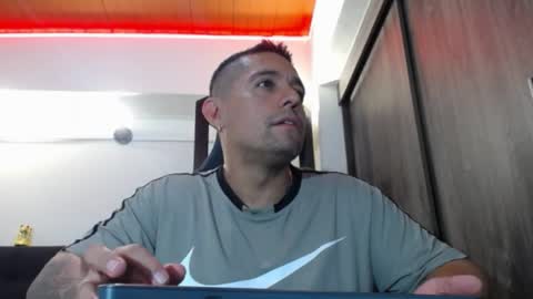 Snapshot of spartacus_cam chatting on April 29, 5:22 am online show from April 29, 5:22 am