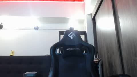 Snapshot of spartacus_cam chatting on May 25, 4:18 am online show from May 25, 4:18 am