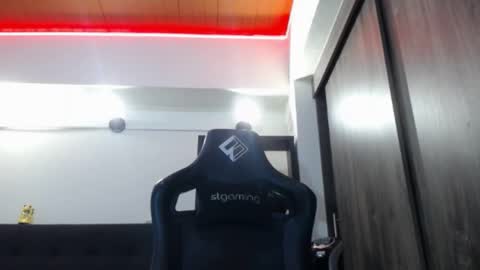 Snapshot of spartacus_cam chatting on May 27, 5:26 am online show from May 27, 5:26 am
