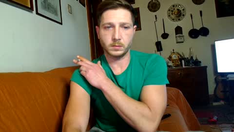 Snapshot of squirtluva chatting on December 1, 10:21 pm online show from December 1, 10:21 pm