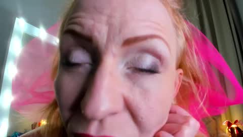 Snapshot of squirtymom chatting on October 5, 10:29 pm Alisa online show from October 5, 10:29 pm